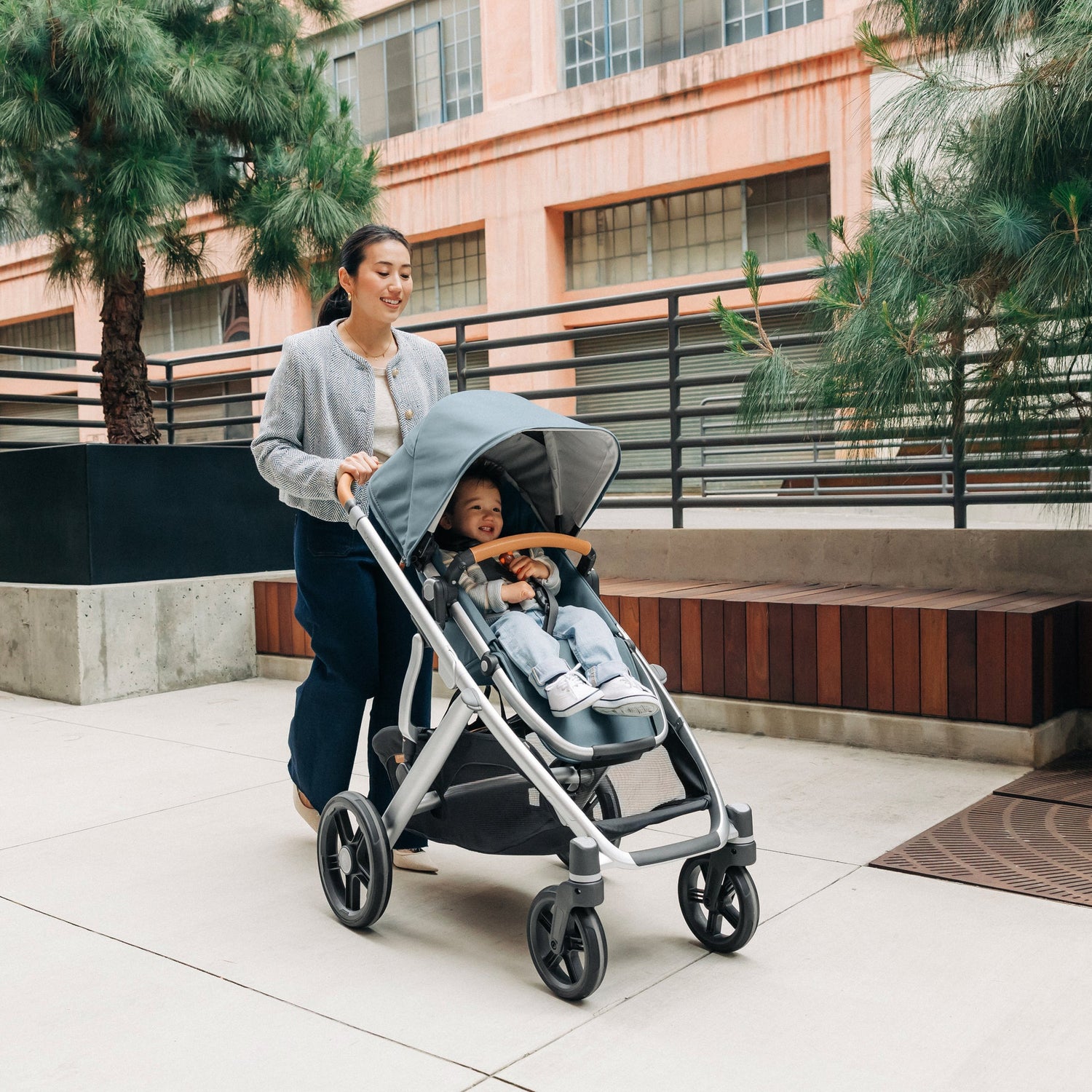 Callum Uppababy Vista V3 - Lifestyle