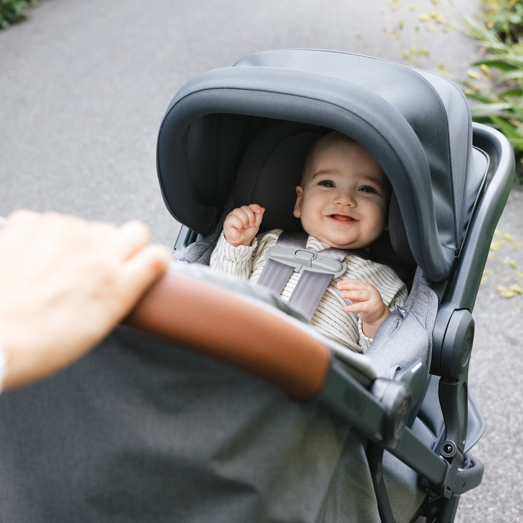 UPPAbaby Minu V3 Stroller - Greyson (Charcoal Melange/Carbon/Saddle Leather) - Lifestyle 5