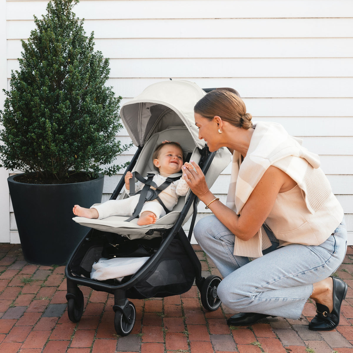 UPPAbaby Minu V3 Stroller - Savannah (Pearl Grey Jacquard/Carbon/Chestnut Leather) - Lifestyle 5