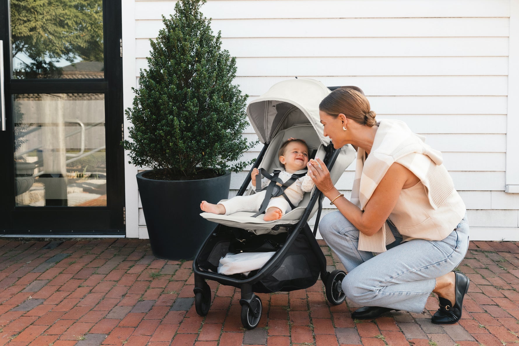 UPPAbaby Minu V3 Stroller - Savannah (Pearl Grey Jacquard/Carbon/Chestnut Leather) - Lifestyle 5