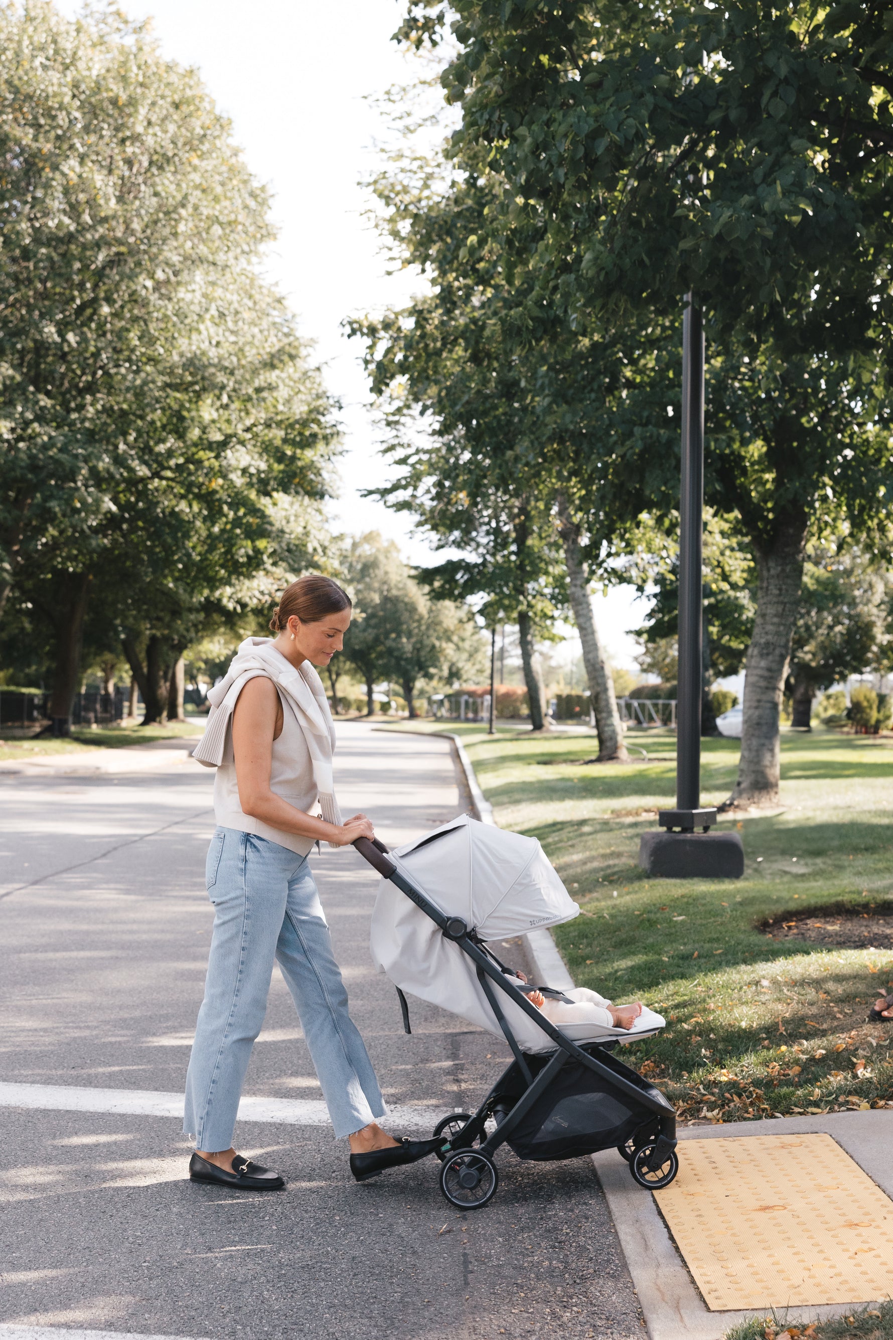 UPPAbaby Minu V3 Stroller - Savannah (Pearl Grey Jacquard/Carbon/Chestnut Leather) - Lifestyle 1
