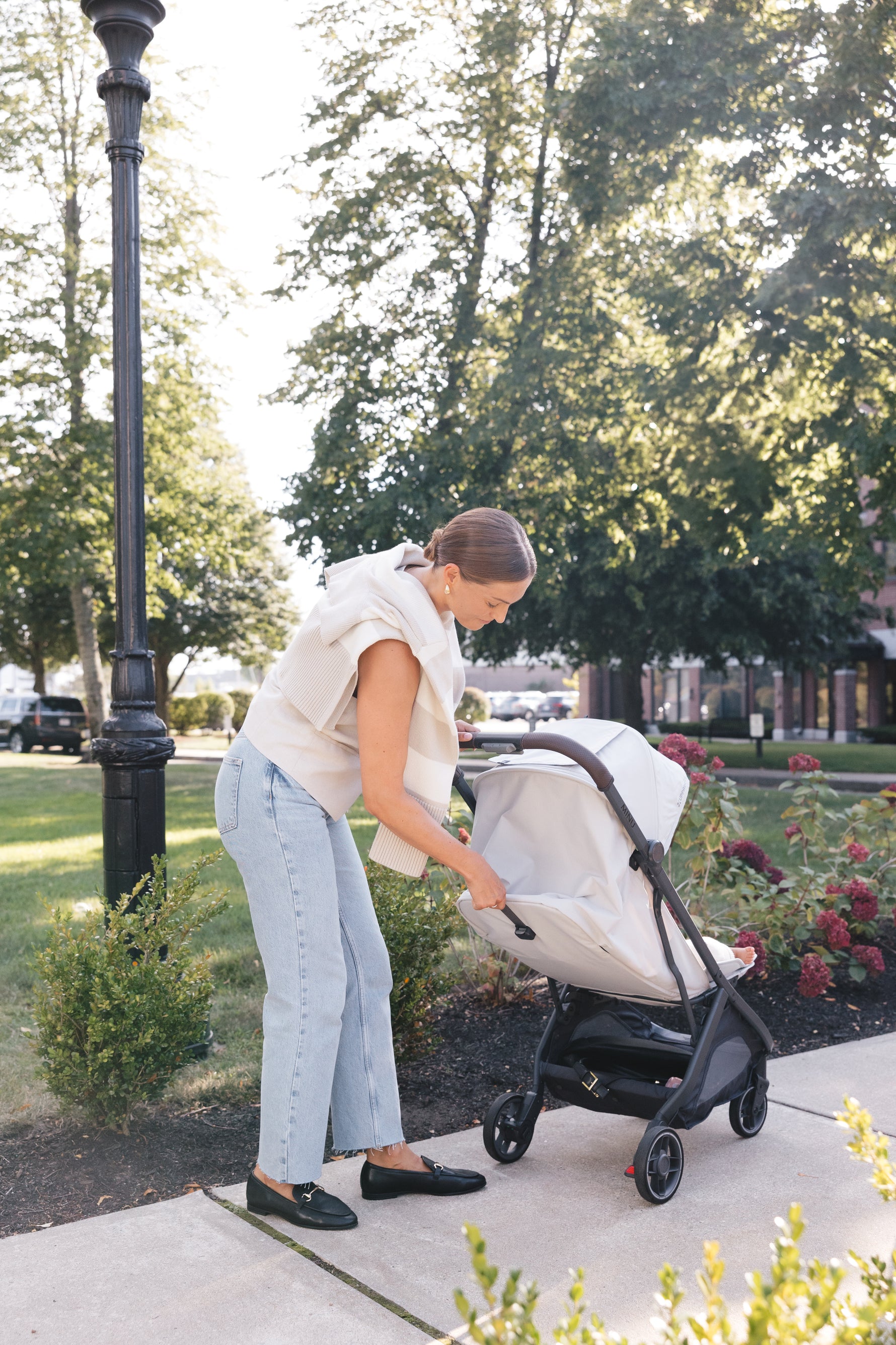 UPPAbaby Minu V3 Stroller - Savannah (Pearl Grey Jacquard/Carbon/Chestnut Leather) - Lifestyle 7