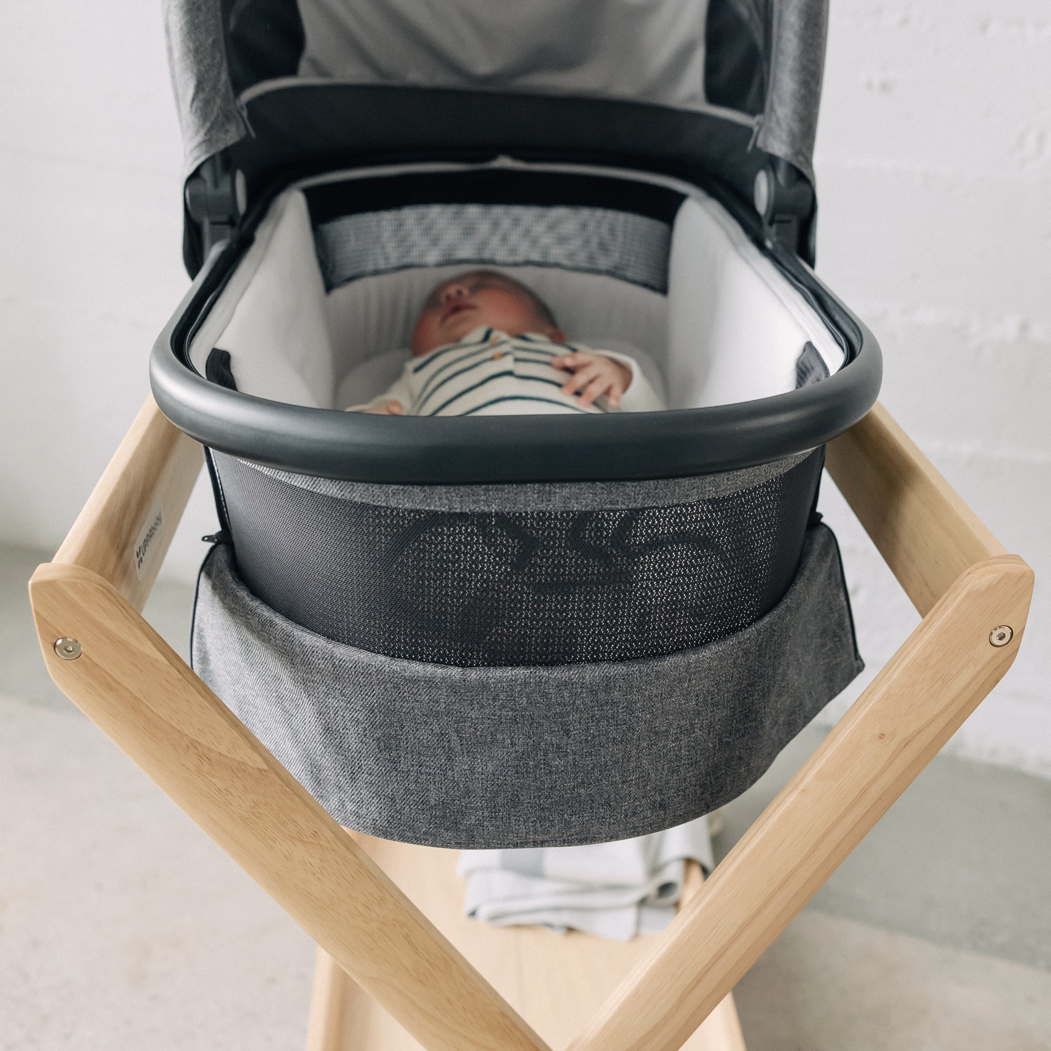 UPPAbaby Bassinet V3 - Jake (Charcoal/Carbon Frame) – Momease Baby