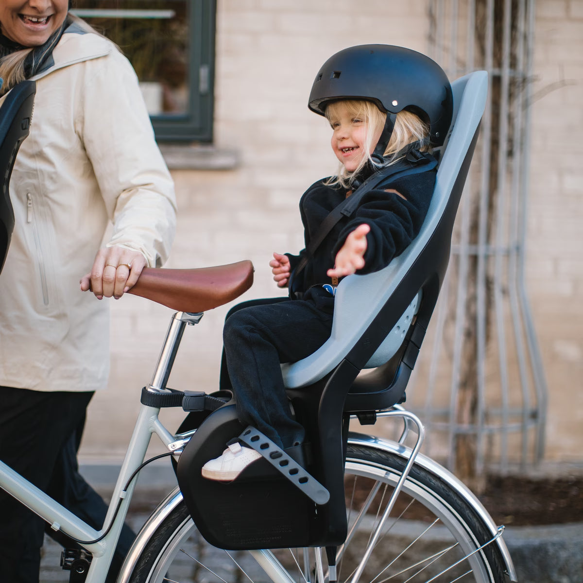 Thule Yepp 2 Maxi Rack Mounted Child Bike Seat - Lifestyle 1