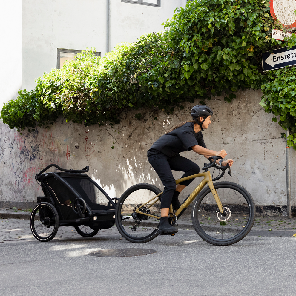 Thule Chariot Sport 2 Double Multisport Bike Trailer Lifestyle 5