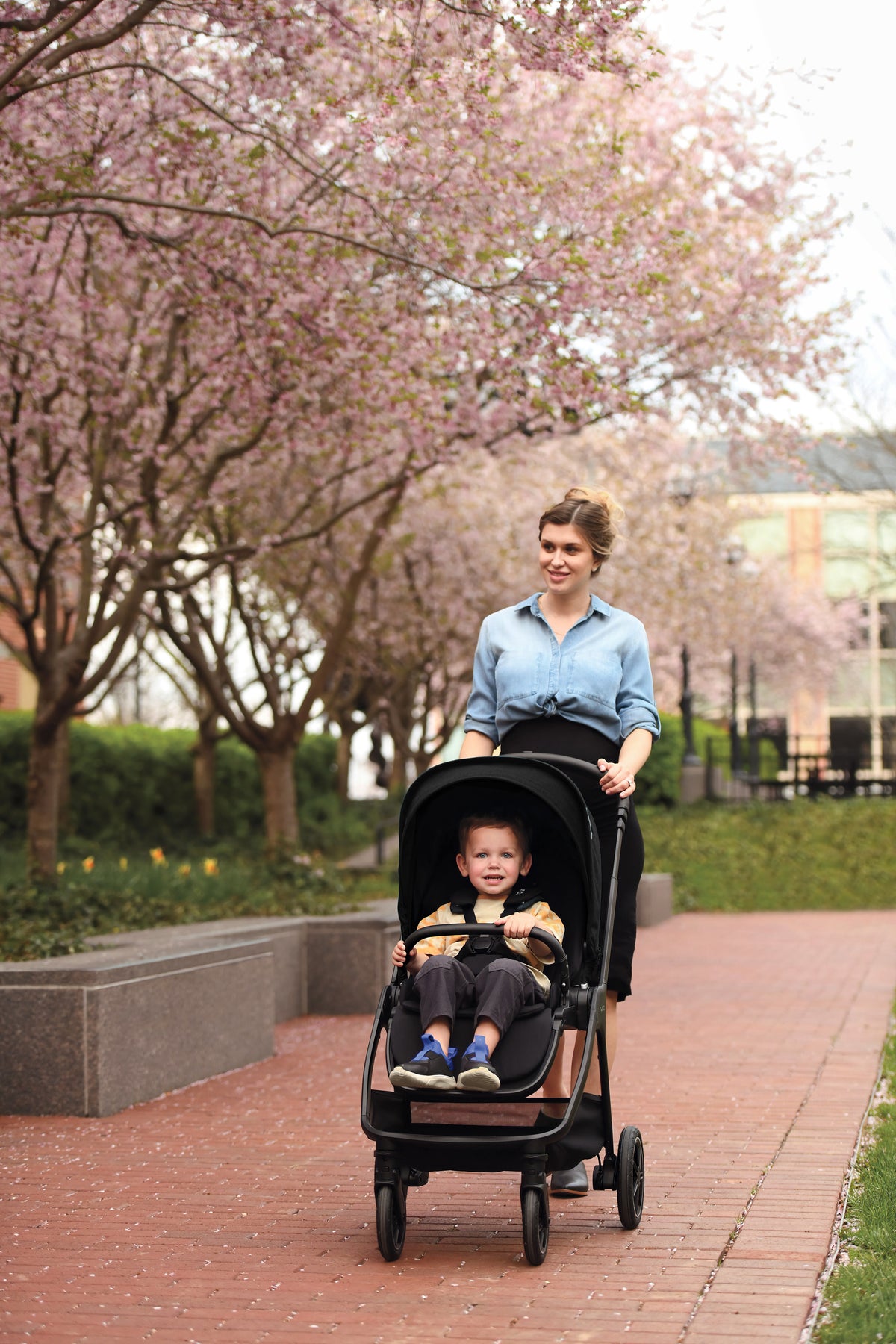 Nuna TRIV Next Stroller - Caviar Lifestyle 2