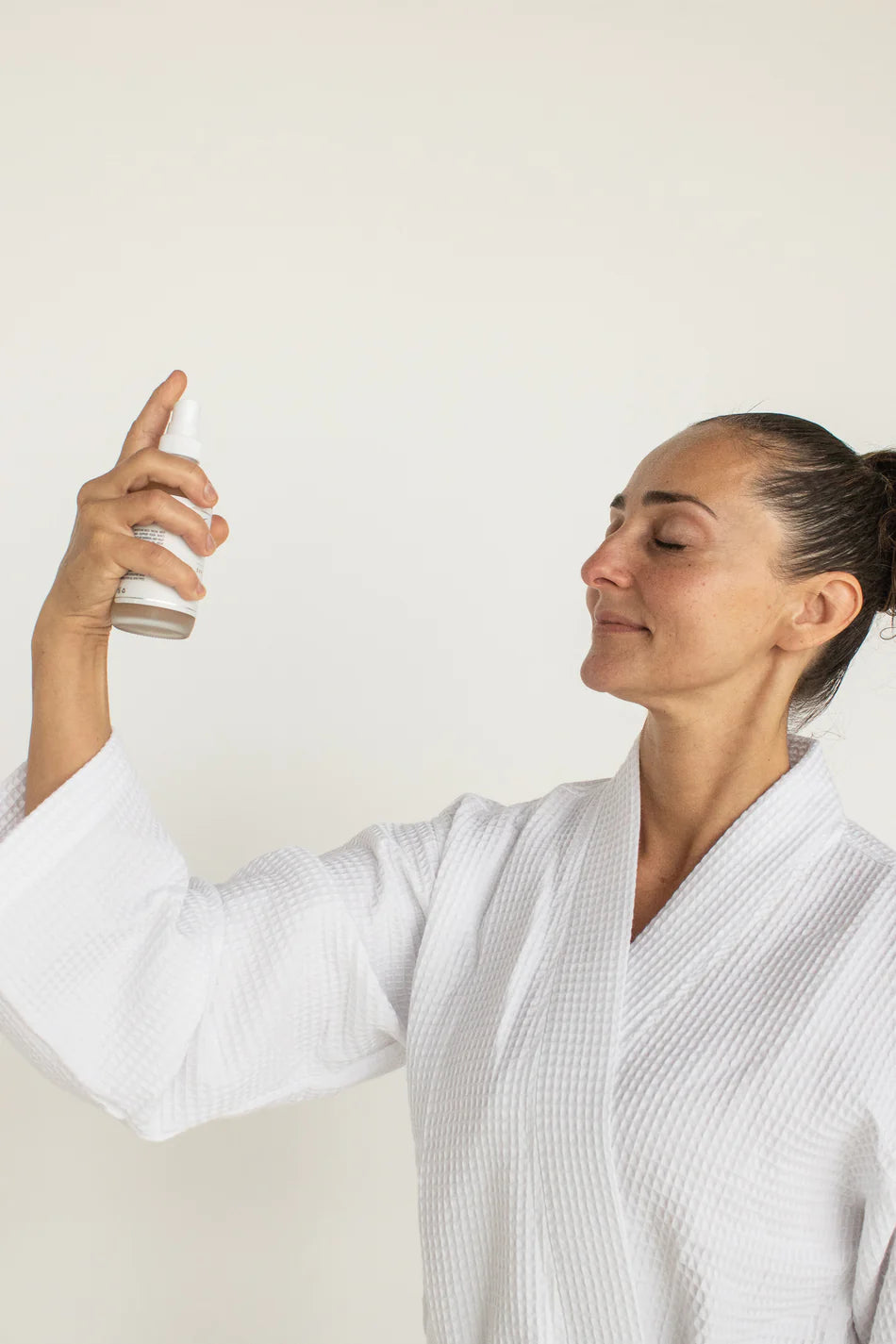 Glow Jar Beauty Dewy Moisture Mist Lifestyle 1