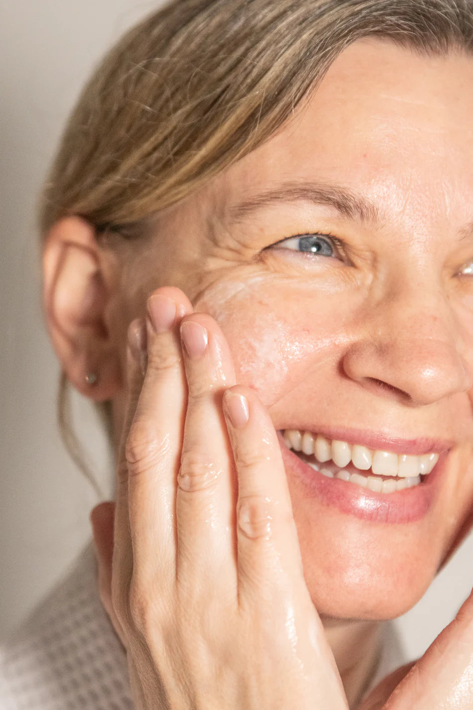 Glow Jar Beauty Gentle Gel Cleanser Lifestyle 2