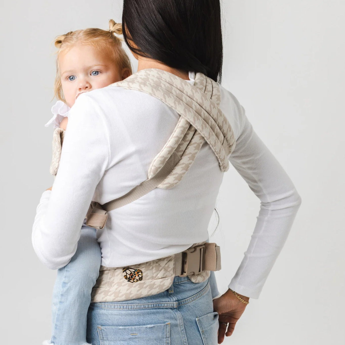 Mabē Monarch Carrier - Houndstooth Lifestyle 5