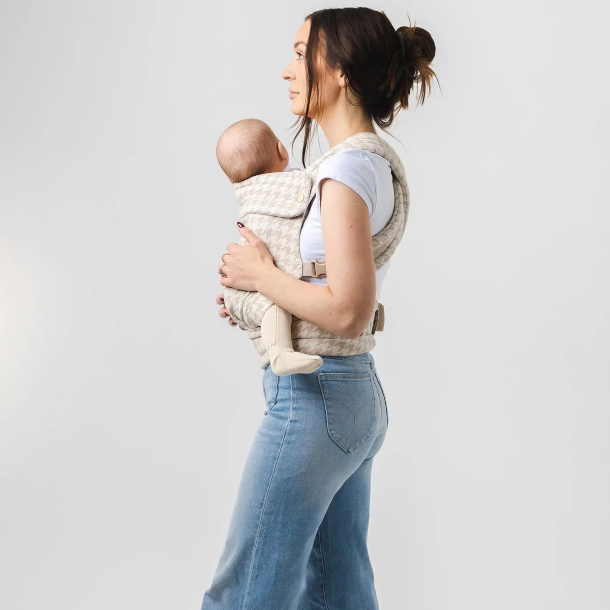 Mabē Monarch Carrier - Houndstooth Lifestyle 3