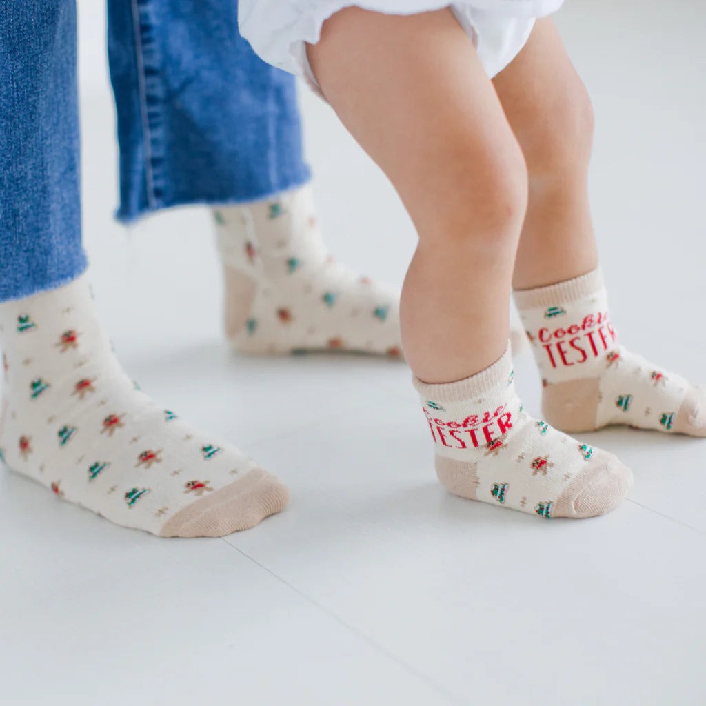 Pearhead Parent & Baby Holiday Sock Set Lifestyle 2