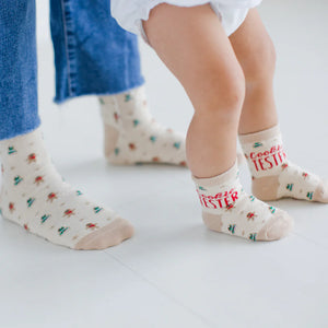 Pearhead Parent & Baby Holiday Sock Set Lifestyle 2