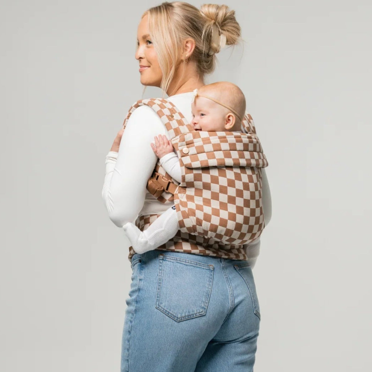 Mabē Monarch Carrier - Mocha Check Lifestyle 7