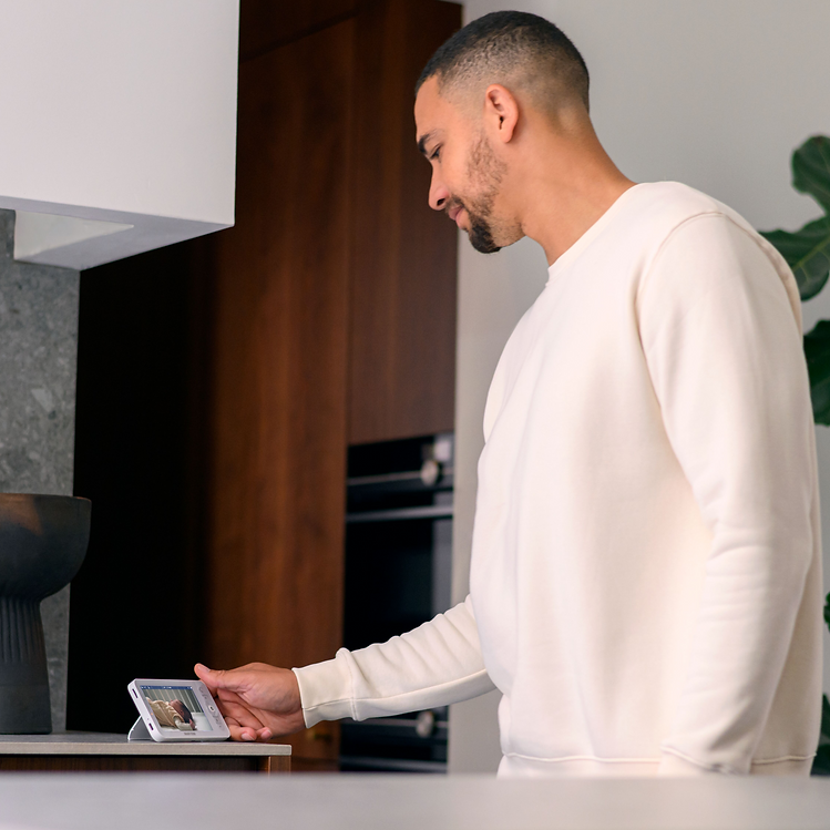 Maxi-Cosi See Pro 360° Baby Monitor & Parent Unit Lifestyle 2