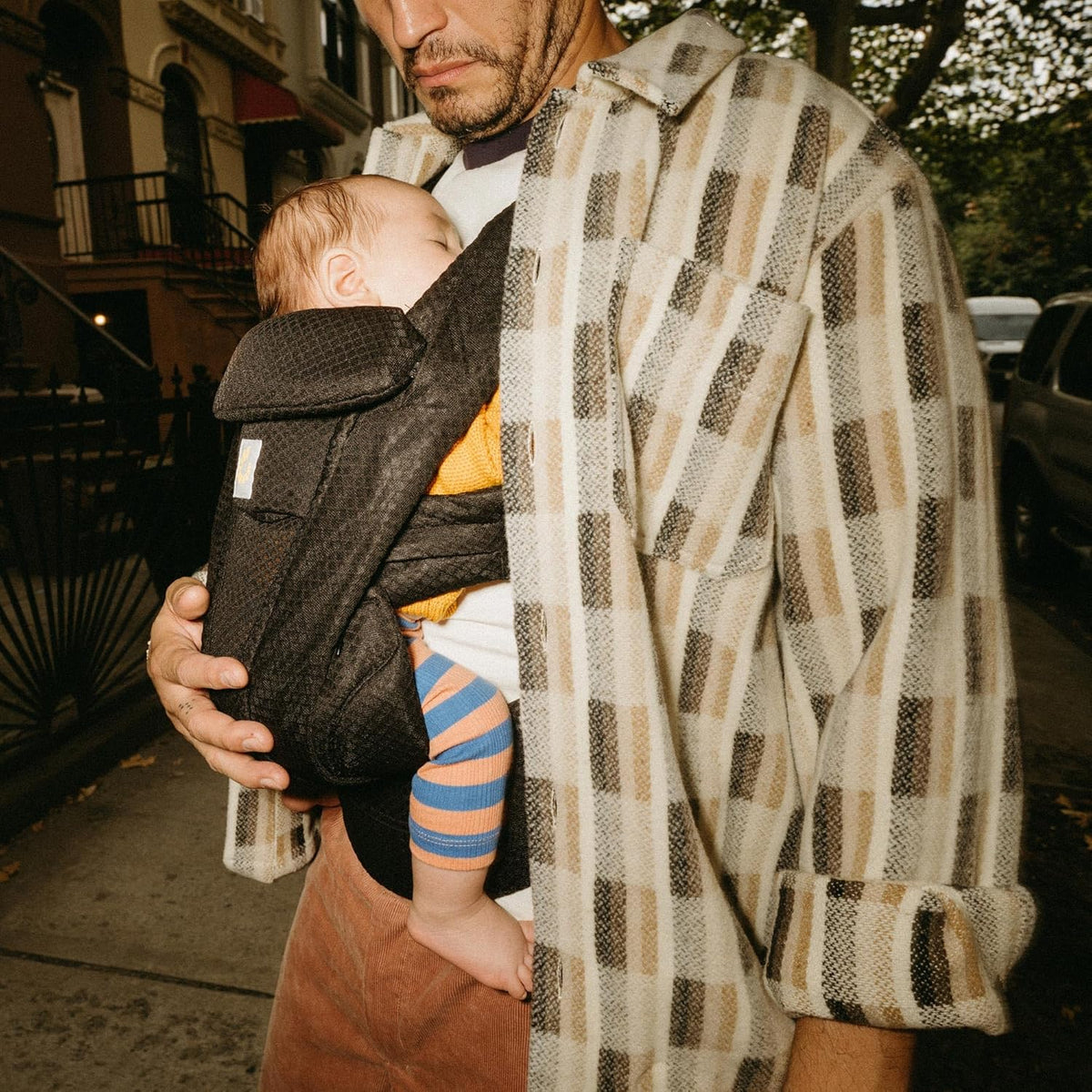 Ergobaby Omni Deluxe Mesh Baby Carrier - Onyx Black Lifestyle 1