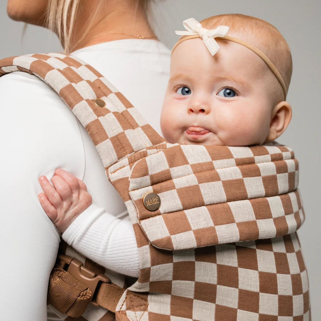 Mabē Monarch Carrier - Mocha Check Lifestyle 1