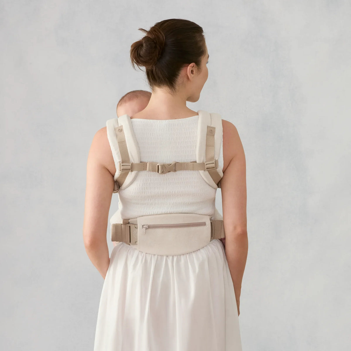 Ergobaby Omni Deluxe Linen Baby Carrier - Natural Linen Lifestyle 3