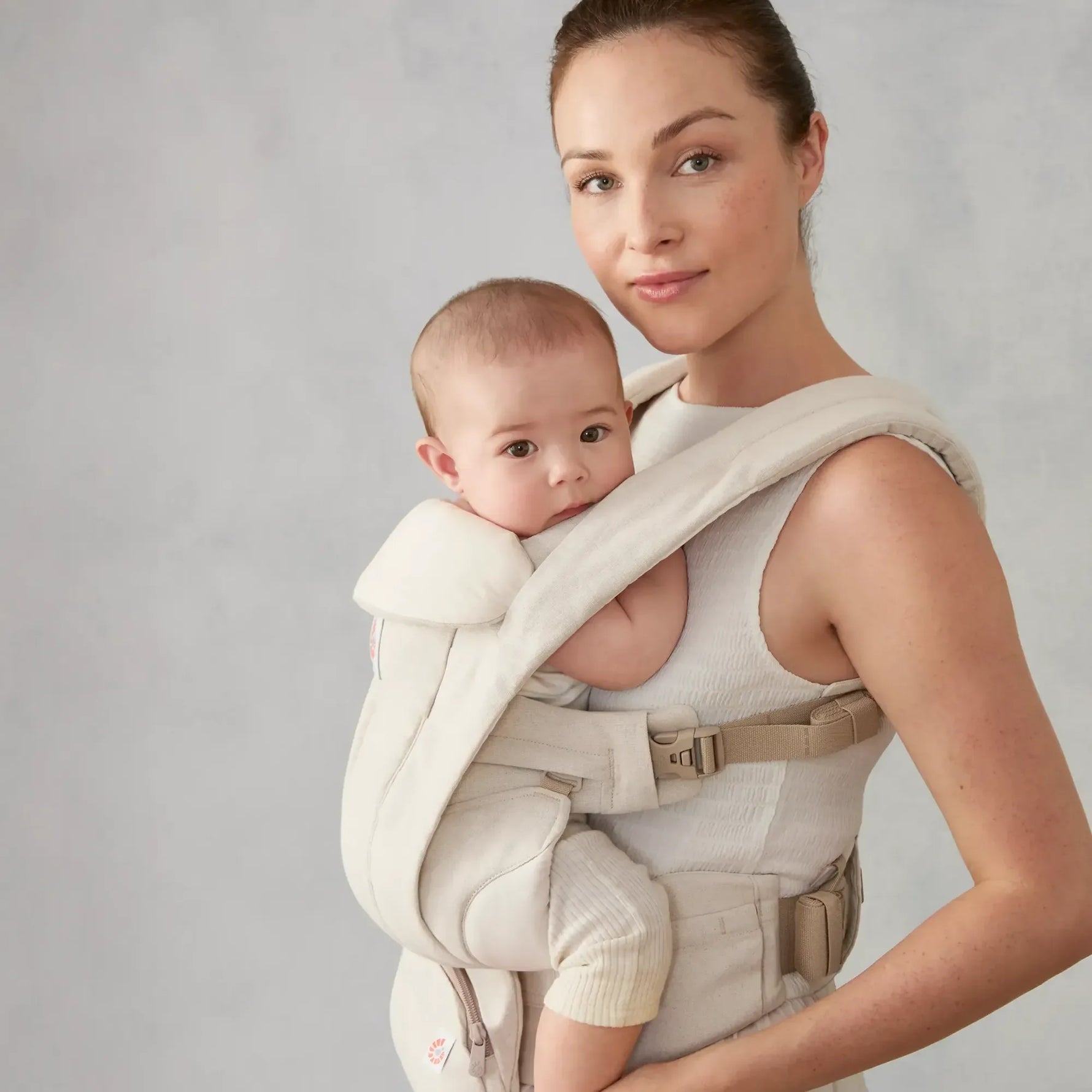 Ergobaby Omni Deluxe Linen Baby Carrier - Natural Linen Lifestyle 4