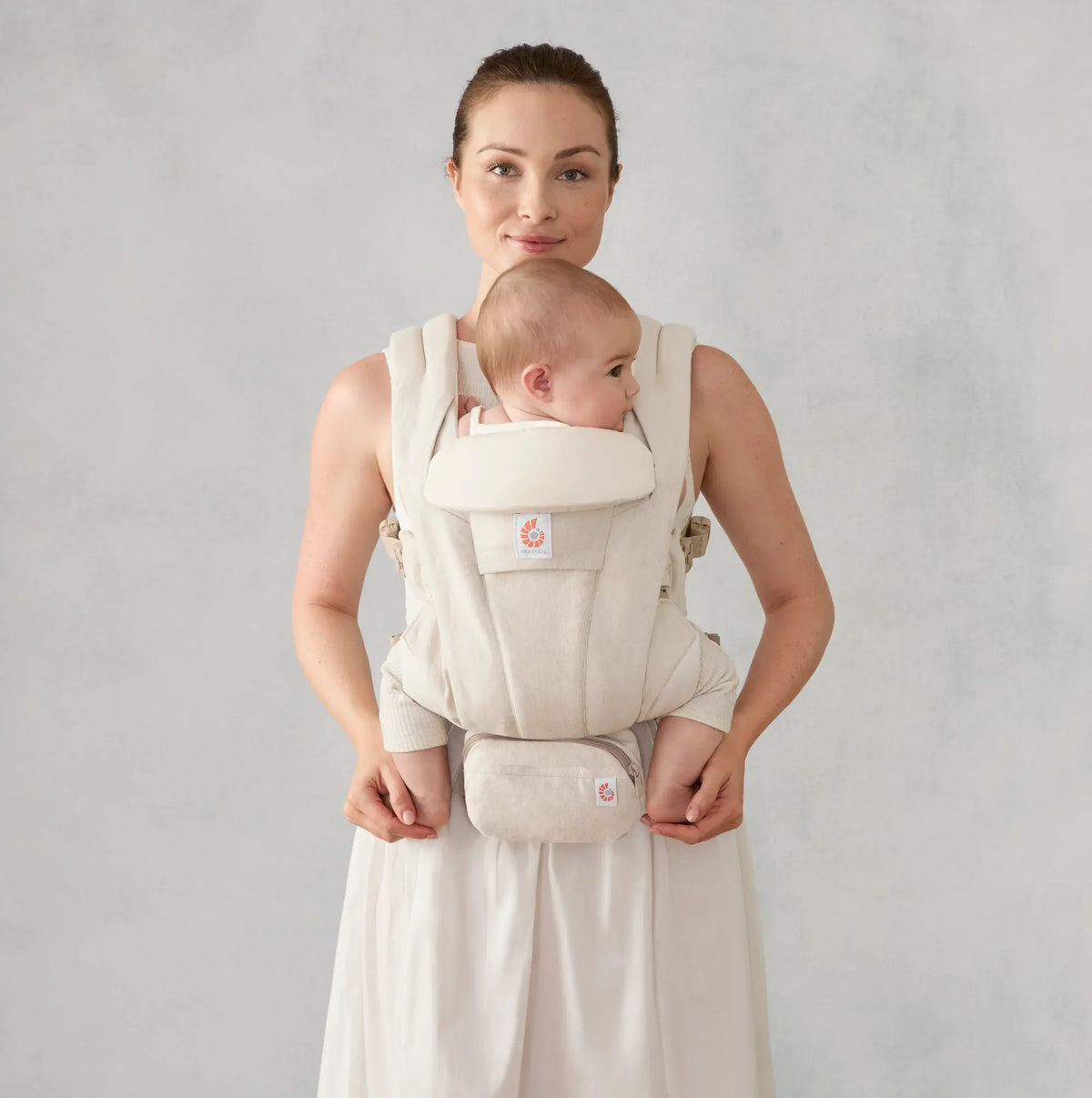 Ergobaby Omni Deluxe Linen Baby Carrier - Natural Linen Lifestyle 2