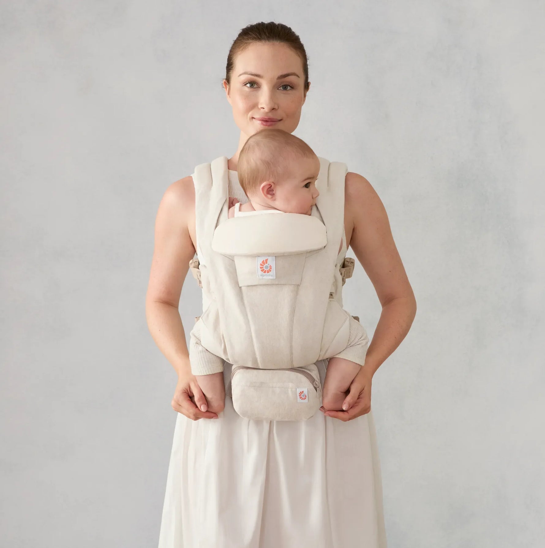 Ergobaby Omni Deluxe Linen Baby Carrier - Natural Linen Lifestyle 2
