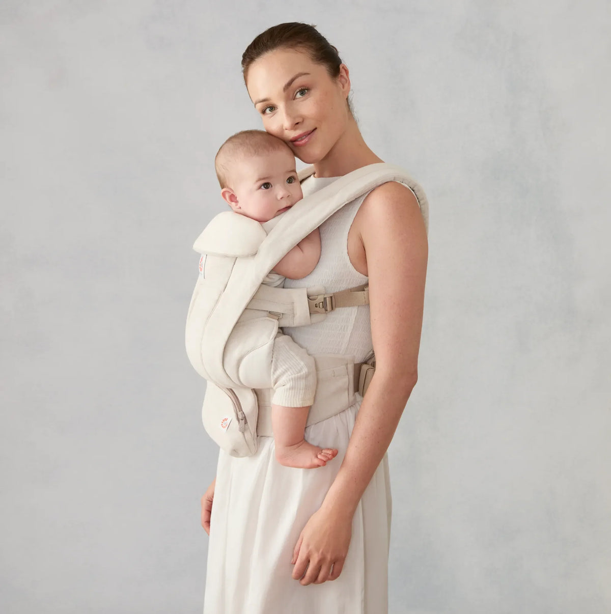 Ergobaby Omni Deluxe Linen Baby Carrier - Natural Linen Lifestyle 1