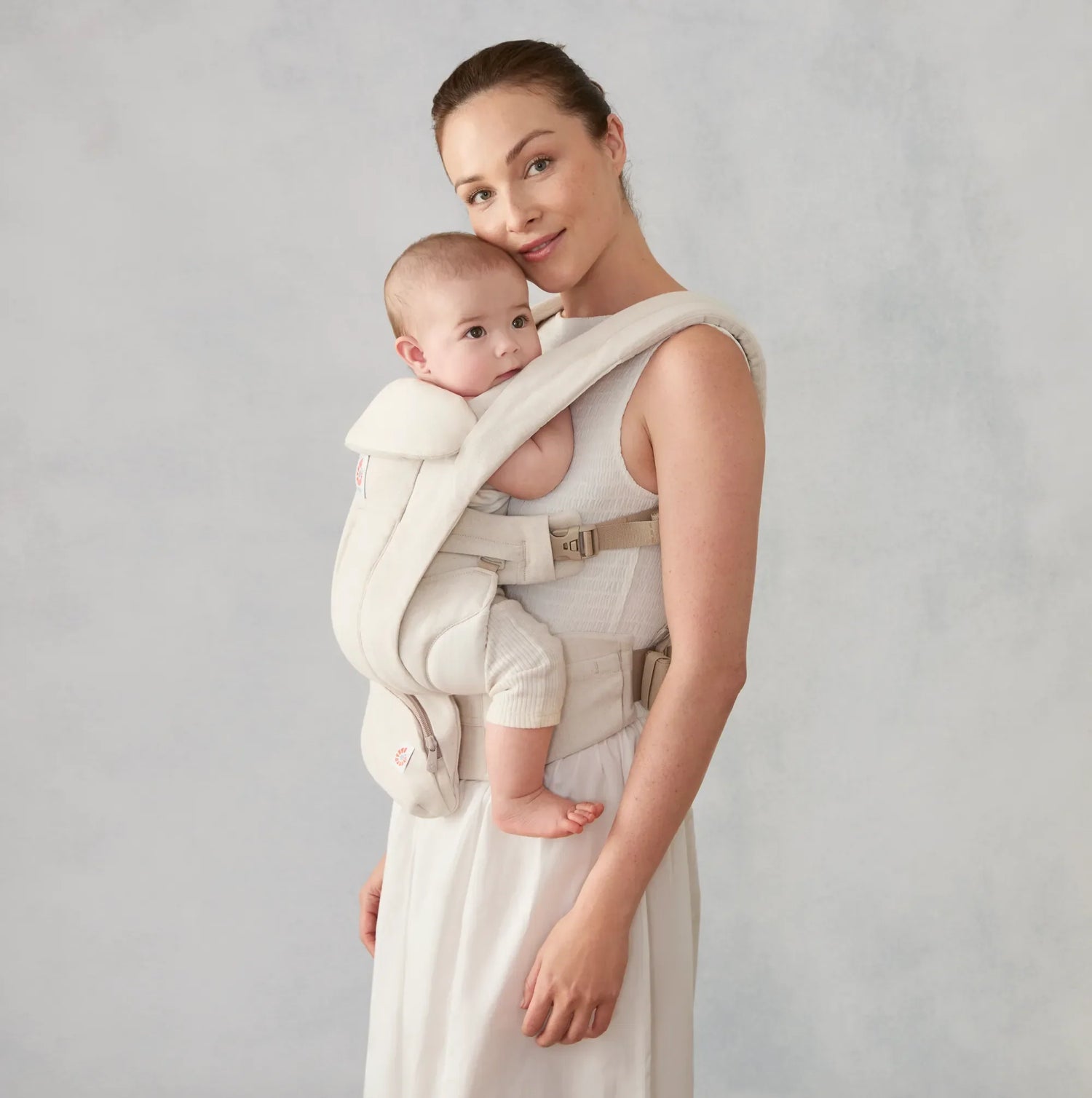 Ergobaby Omni Deluxe Linen Baby Carrier - Natural Linen Lifestyle 1