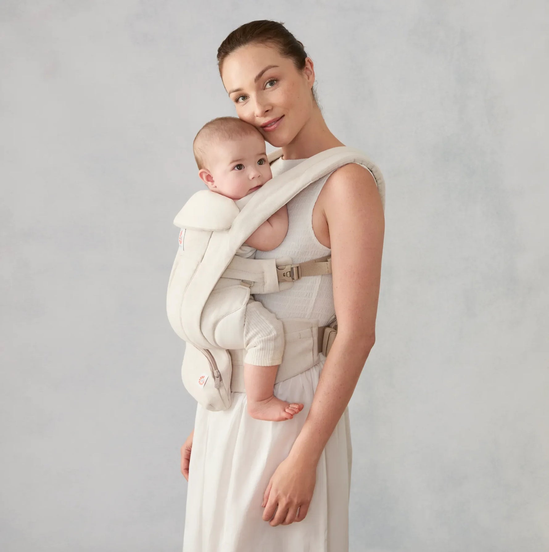Ergobaby Omni Deluxe Linen Baby Carrier - Natural Linen Lifestyle 1