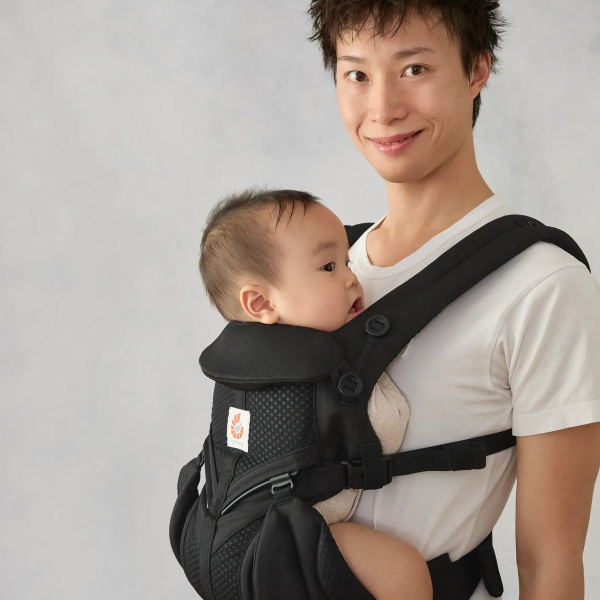 Ergobaby Omni Classic 360 Mesh Baby Carrier - Onyx Black Lifestyle 2
