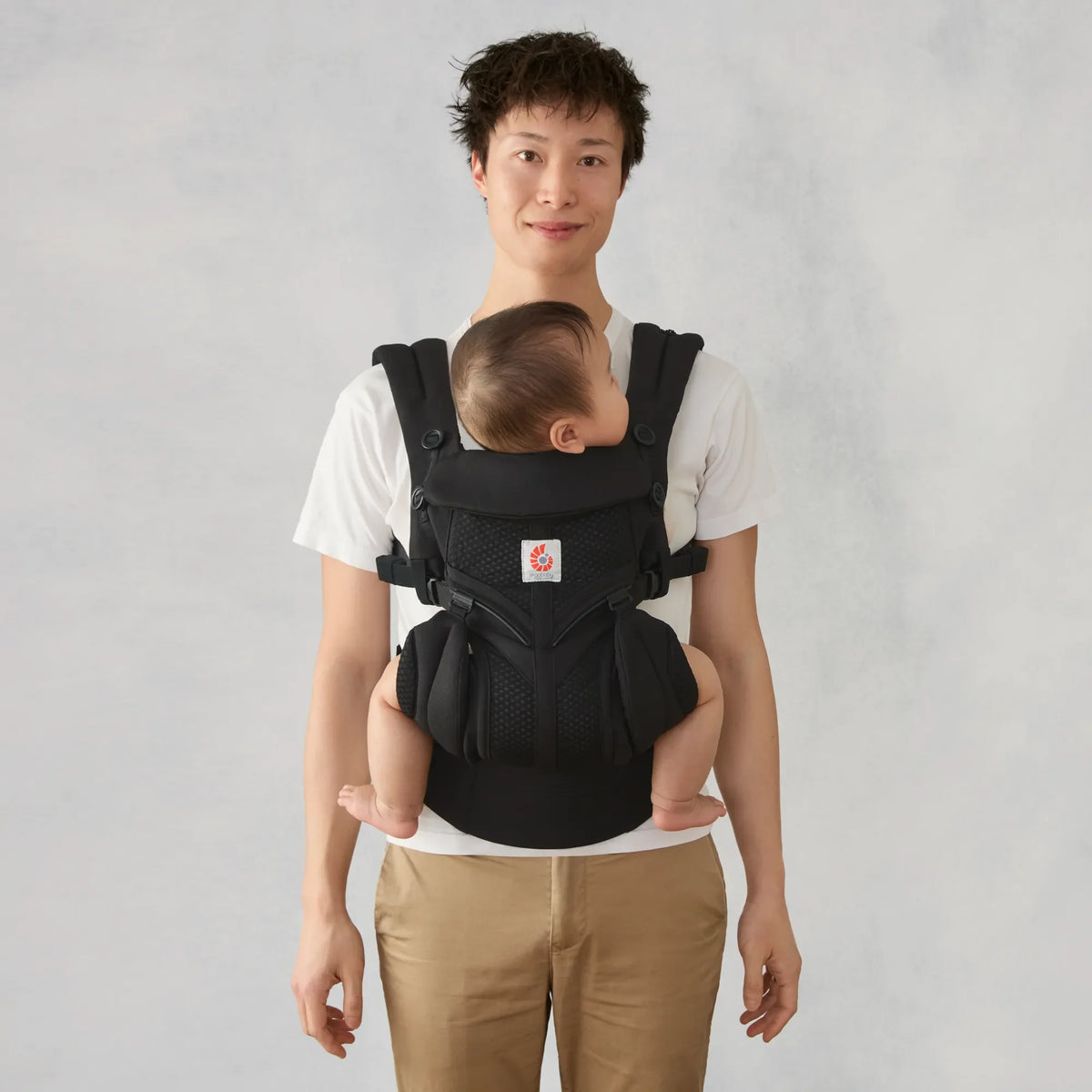 Ergobaby Omni Classic 360 Mesh Baby Carrier - Onyx Black Lifestyle 3