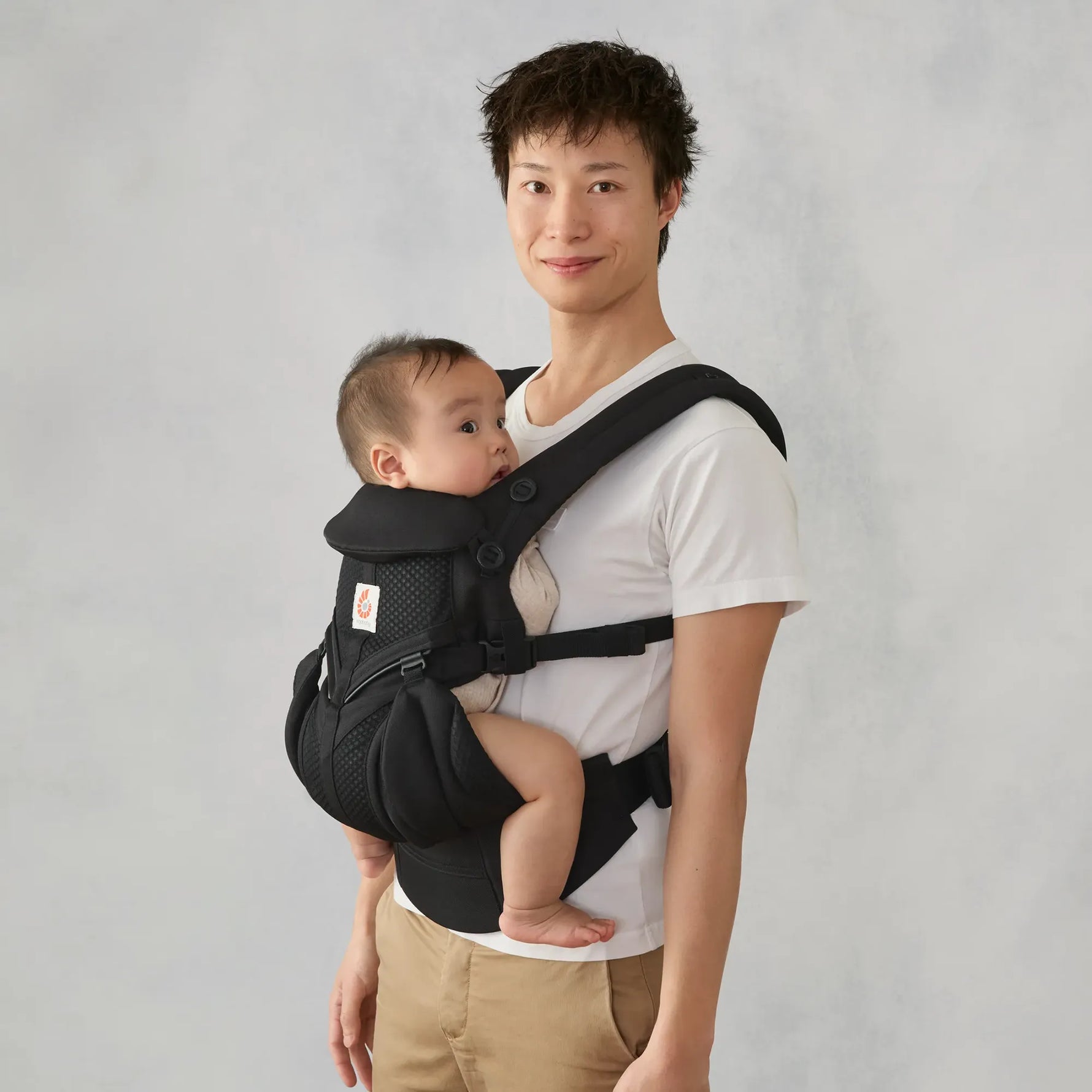 Ergobaby Omni Classic 360 Mesh Baby Carrier - Onyx Black Lifestyle 1