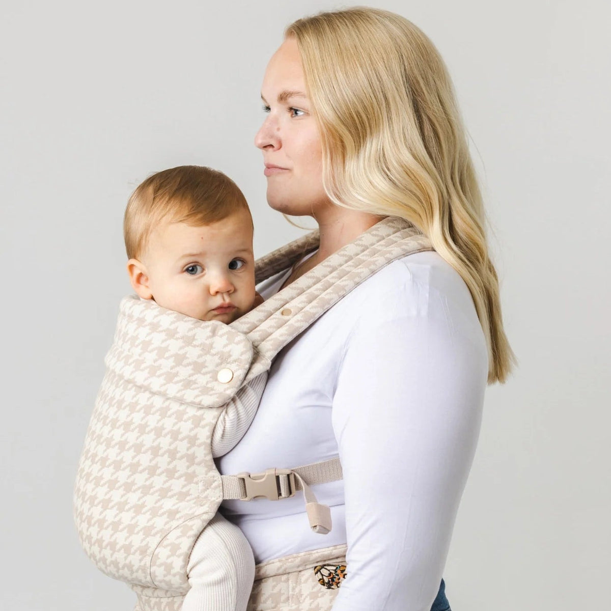 Mabē Monarch Carrier - Houndstooth Lifestyle 6