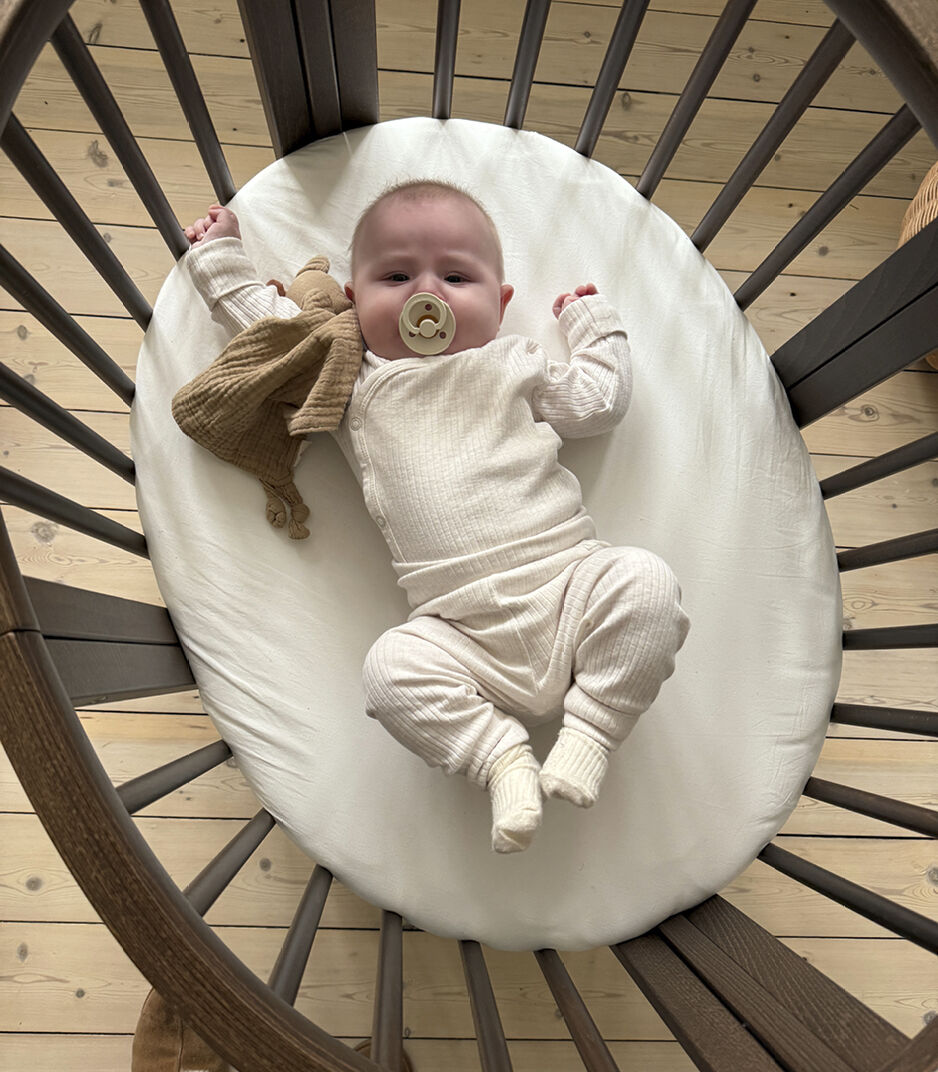 Warm Brown Lifestyle 2 - Stokke® Sleepi™ Mini Bundle V3