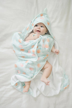 Loulou Lollipop Hooded Towel and Washcloth Set Peaches - Lifestyle