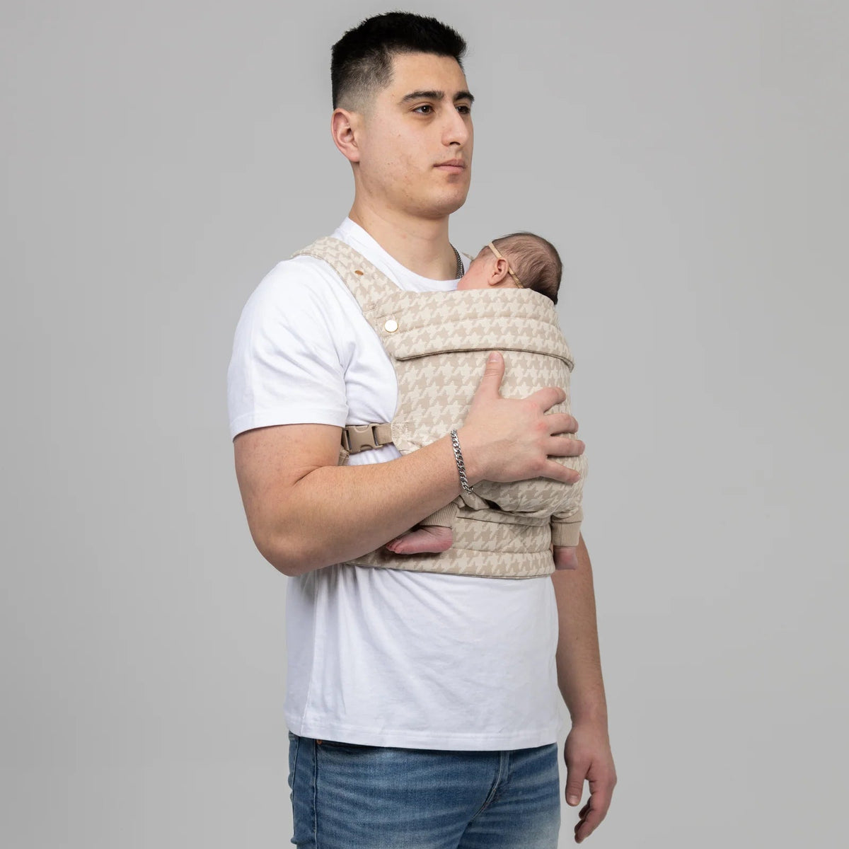 Mabē Monarch Carrier - Houndstooth Lifestyle 7