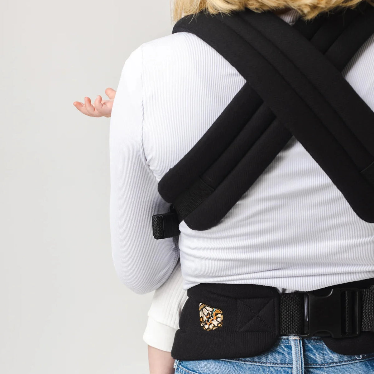 Mabē Monarch Carrier - Ebony Lifestyle Crossed Straps at Back