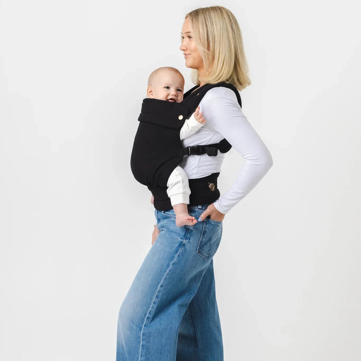Mabē Monarch Carrier - Ebony Lifestyle 6