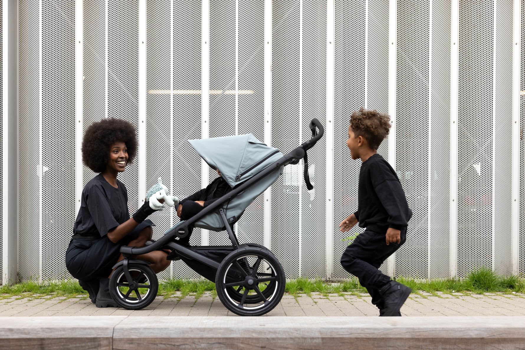 Thule Urban Glide 3 Single All-Terrain Stroller - Mid Blue Lifestyle 3