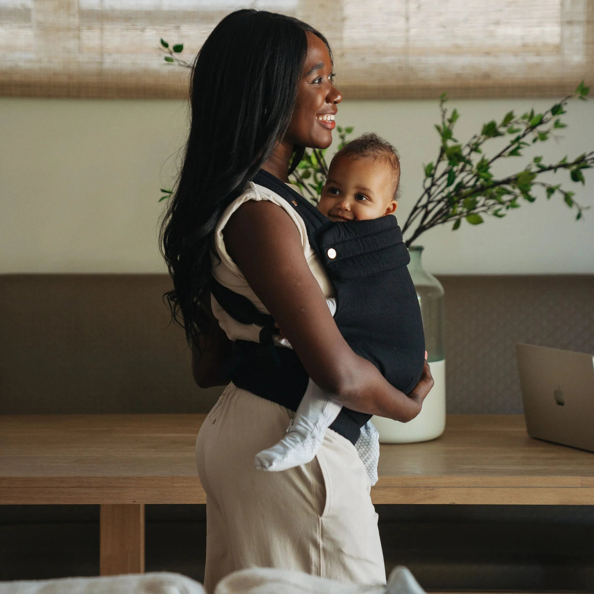 Mabē Monarch Carrier - Ebony Lifestyle 1