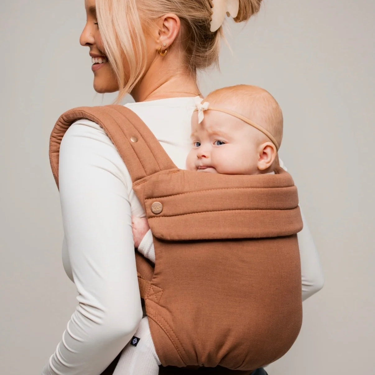 Mabē Monarch Carrier - Mocha Lifestyle 4 Baby Back Carry Mode