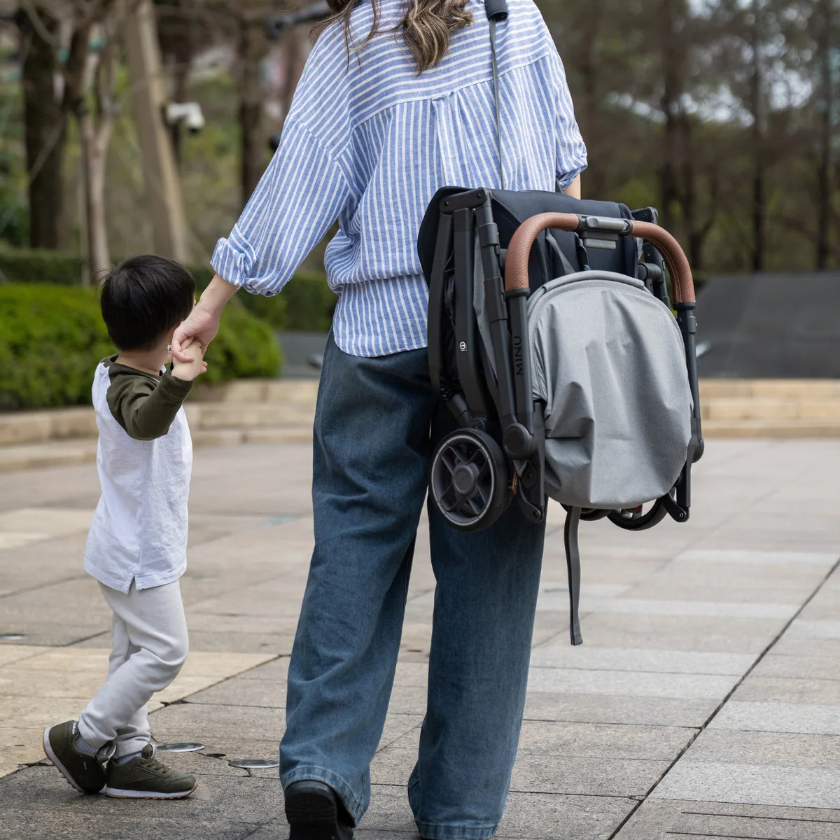 UPPAbaby Minu V3 Stroller - Evelyn (Meadow Green | Carbon Frame | Chestnut Leather) - Lifestyle 9