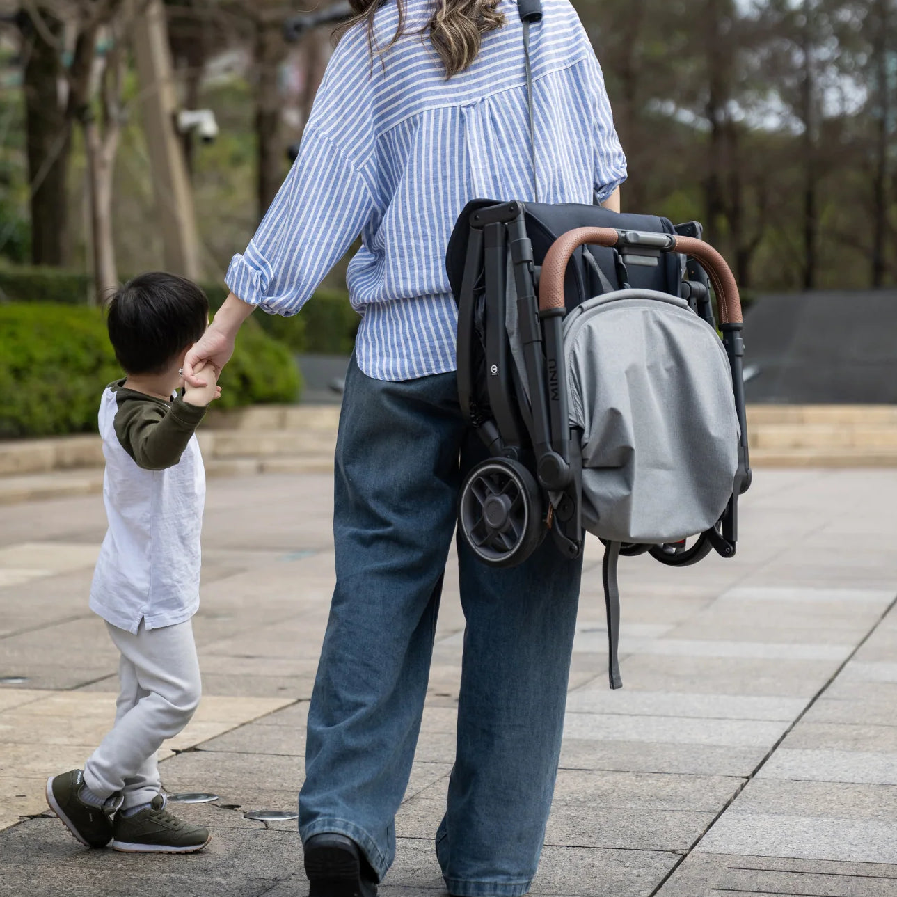 UPPAbaby Minu V3 Stroller - Evelyn (Meadow Green | Carbon Frame | Chestnut Leather) - Lifestyle 9