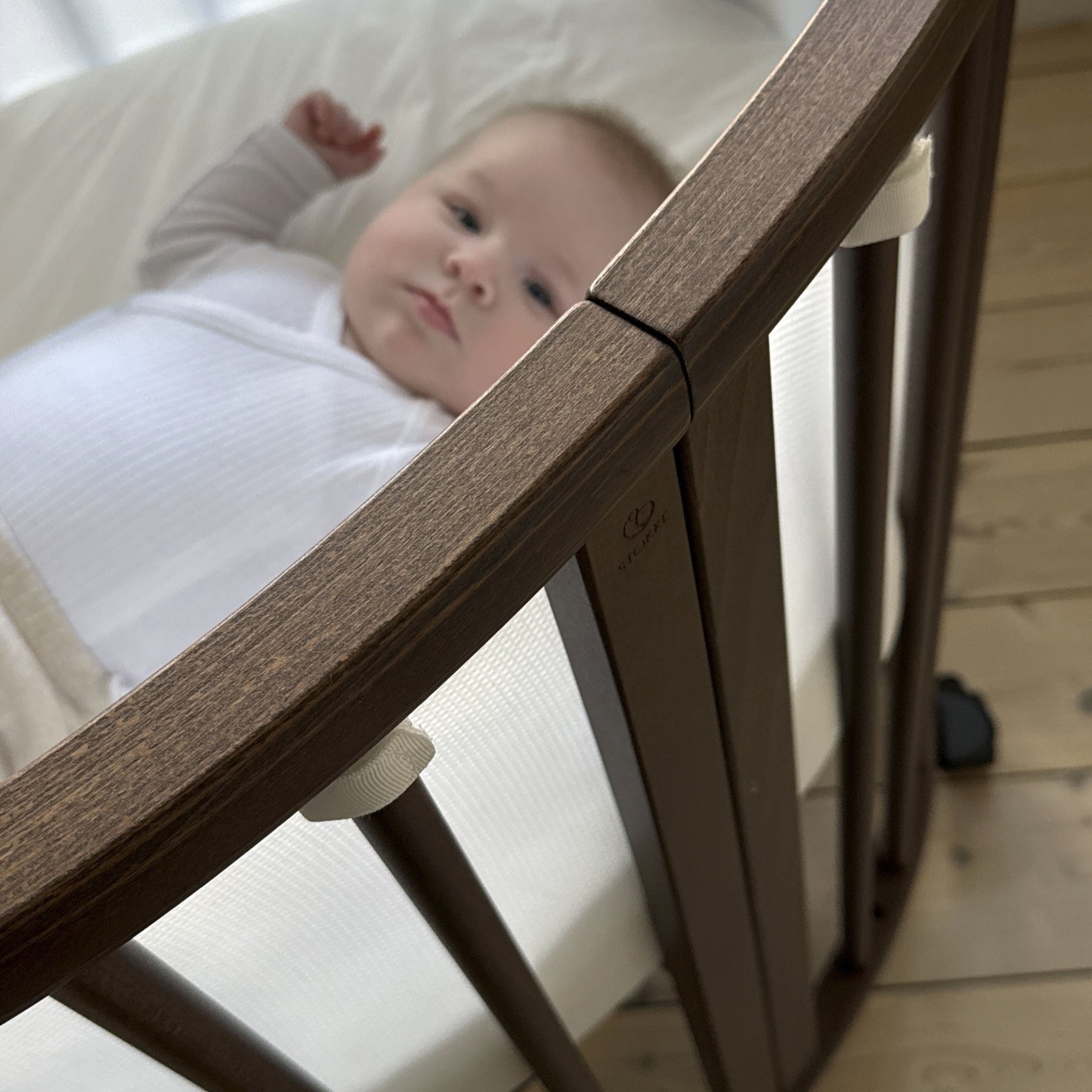 Warm Brown Lifestyle 1 - Stokke® Sleepi™ Mini Bundle V3