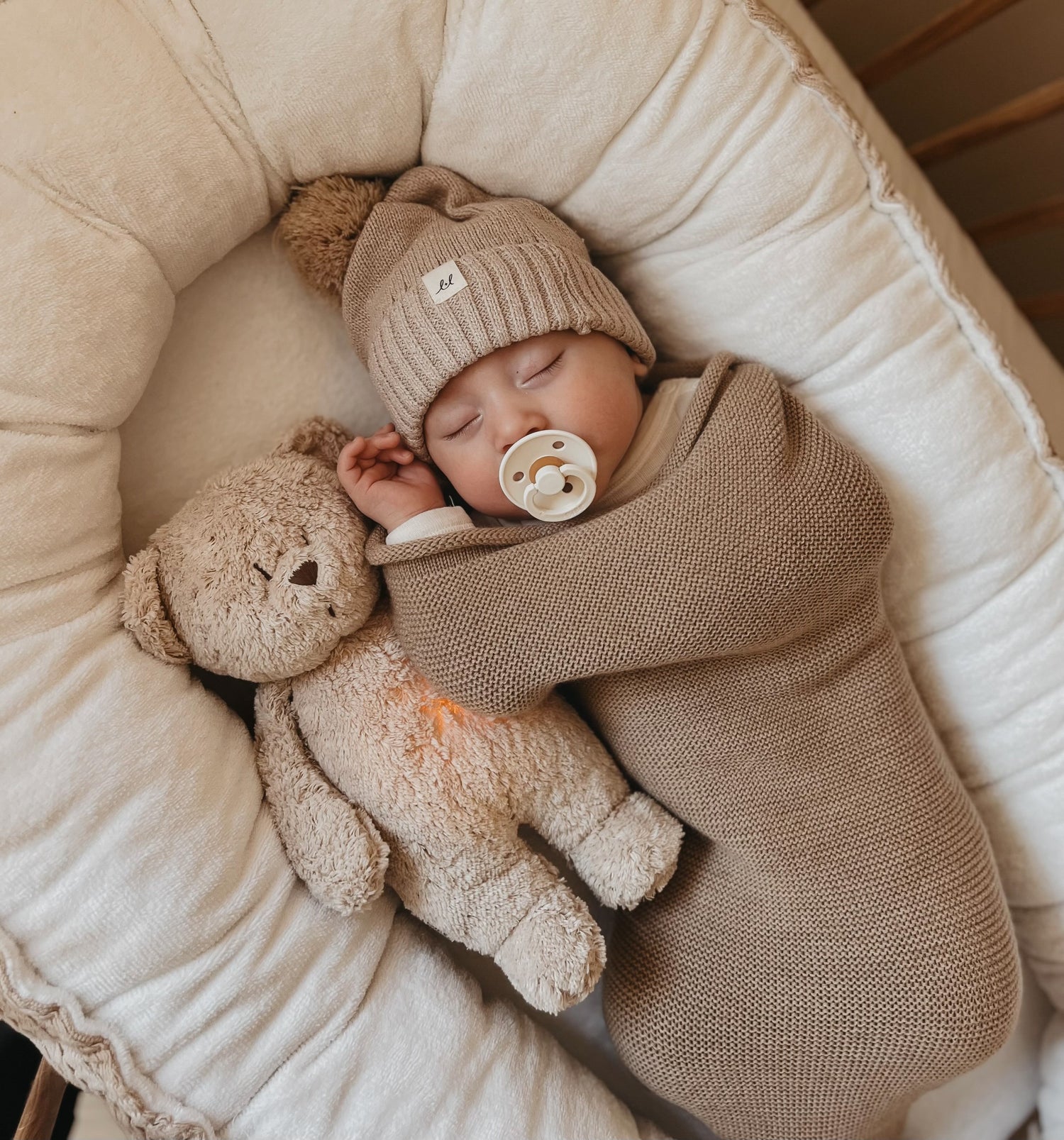 MOONIE Organic Humming Bear with Lamp - Lifestyle 1