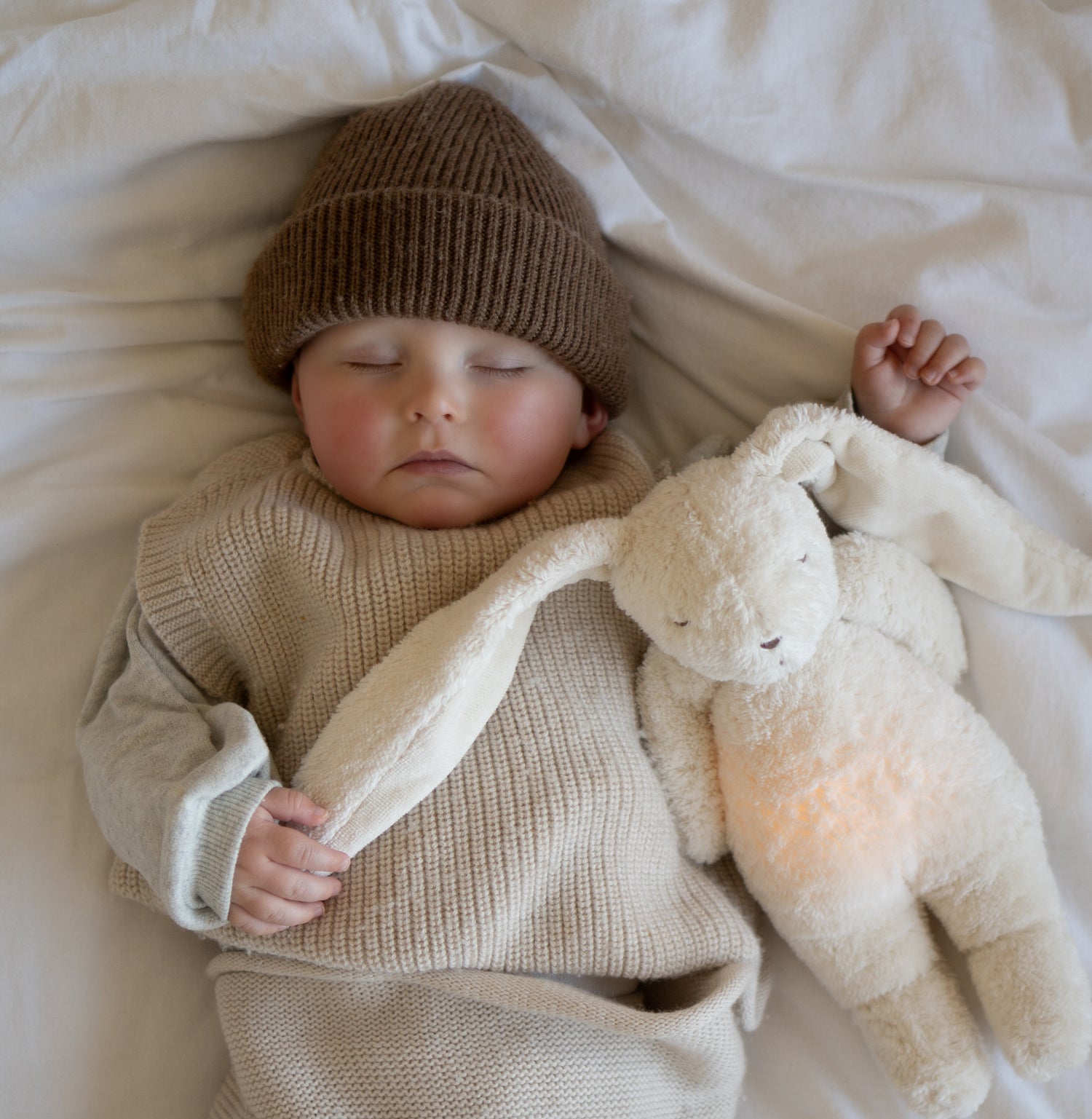 MOONIE Organic Humming Bunny with Lamp - Lifestyle 2