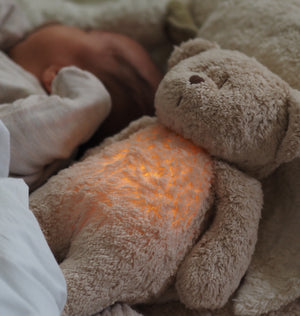 MOONIE Organic Humming Bear with Lamp - Lifestyle 2