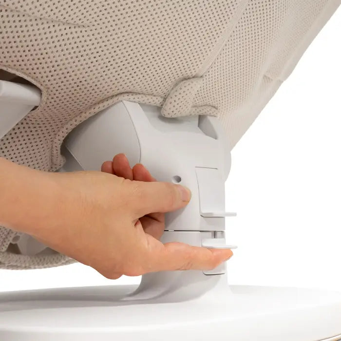 Stokke Yoga™ Bouncer - Light Sand Seat Lock