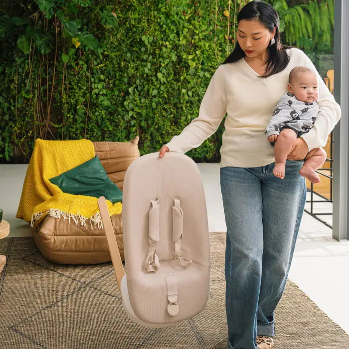 Stokke Yoga™ Bouncer - Light Sand Lifestyle 1