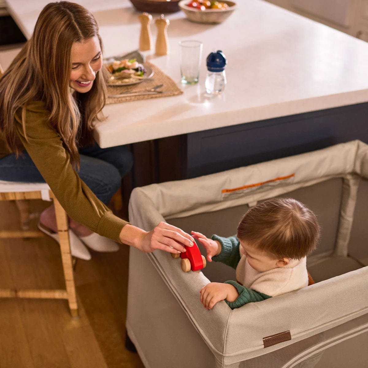 UPPAbaby playard UPPAbaby REMI Playard  Charlie (Sand Melange)  - Lifestyle 1